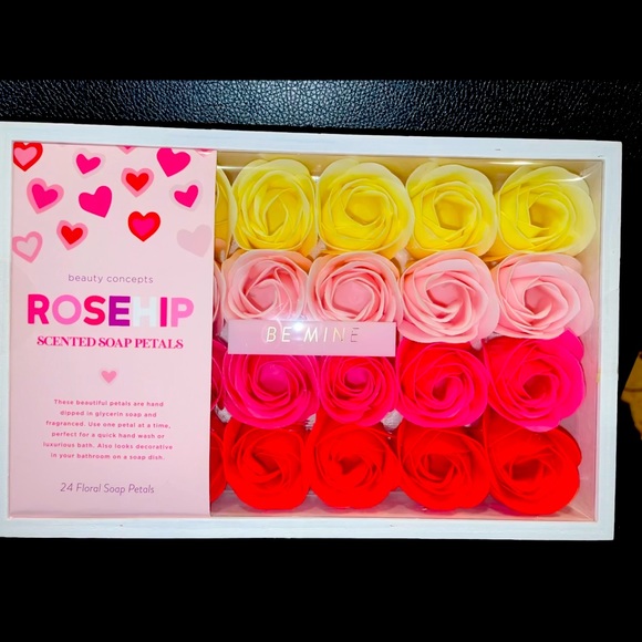 Valentine’s Day gift beauty concepts
SCENTED SOAP PETALS 24pc in wood box - Picture 2 of 6